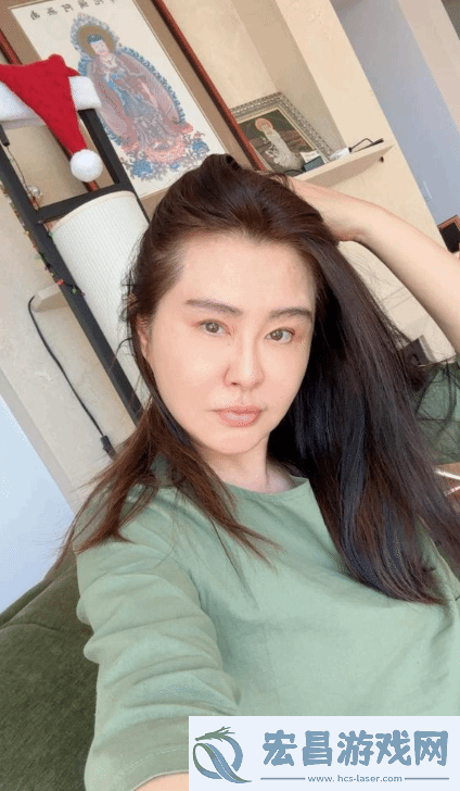 57岁王祖贤晒出罕见自拍照引热议