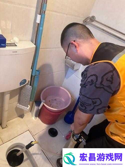 帮妈妈疏通下水道黄彰显孩子的孝心与勤劳付出