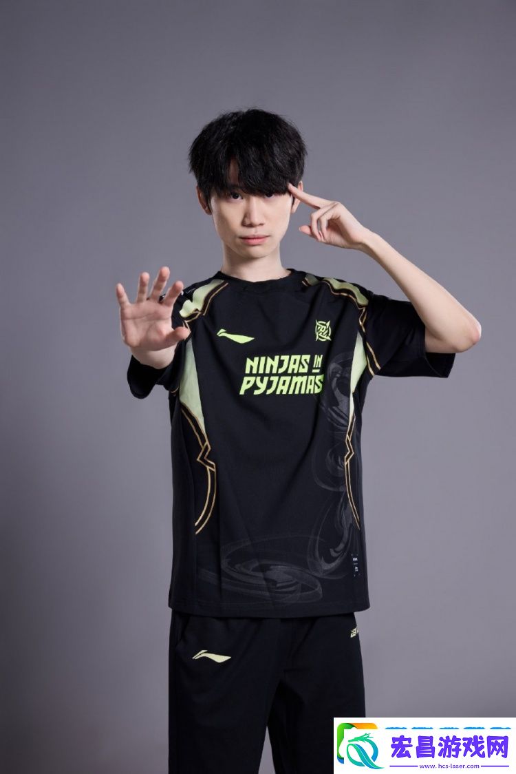 Doinb身着深圳NIP俱乐部队服定妆照
