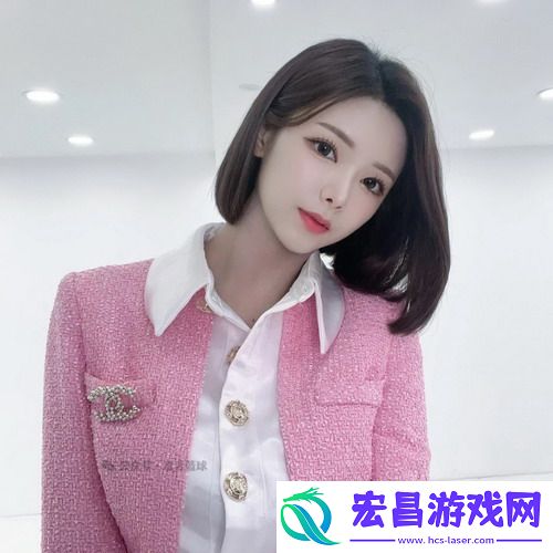 一面膜胸口一面吃下部位片段惹争议，网友笑称：艺术家的一天是这样过的！