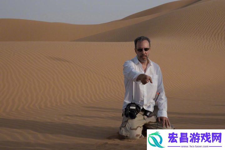 丹尼斯·维伦纽瓦现场要求手机静音并注意集中