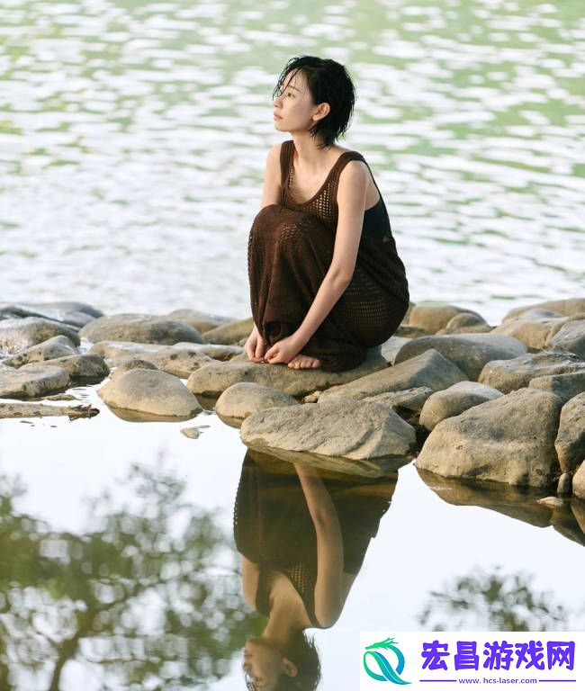 刘雅瑟湿发青蛇妆美媚动人