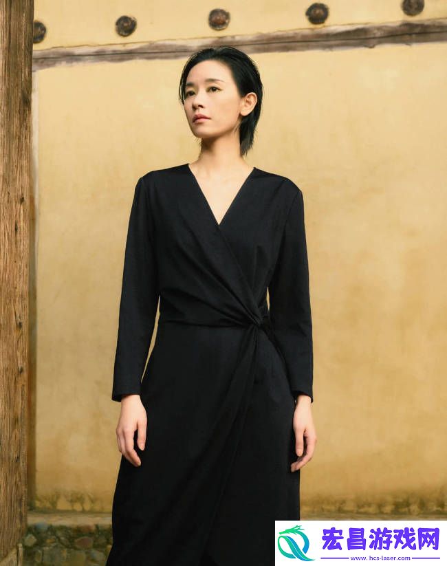 刘雅瑟湿发青蛇妆美媚动人