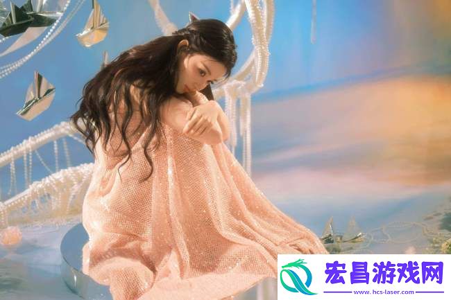 王楚然身穿亮片长裙表情纯真