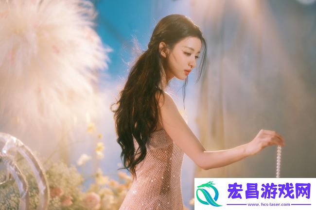 王楚然身穿亮片长裙表情纯真