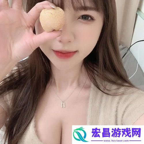 一面膜胸口一面吃下部位片段，笑点满满，网友：这才是生活的正确打开方式！