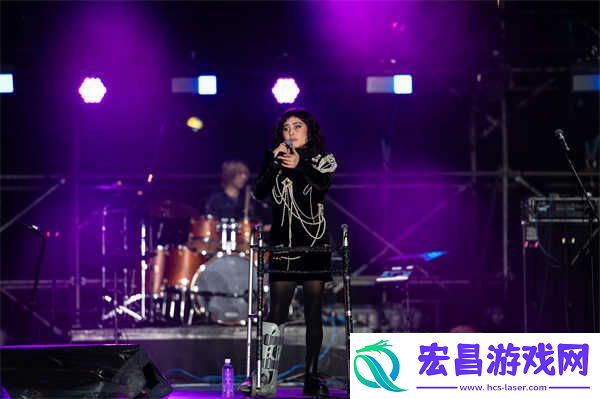 何超仪拄拐“负伤”开唱