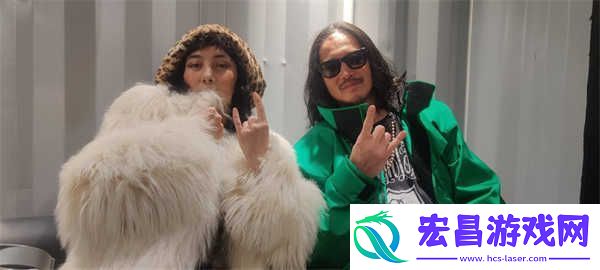 何超仪拄拐“负伤”开唱