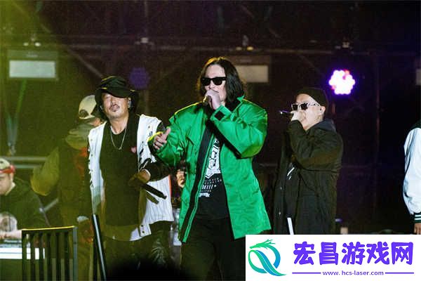 何超仪拄拐“负伤”开唱