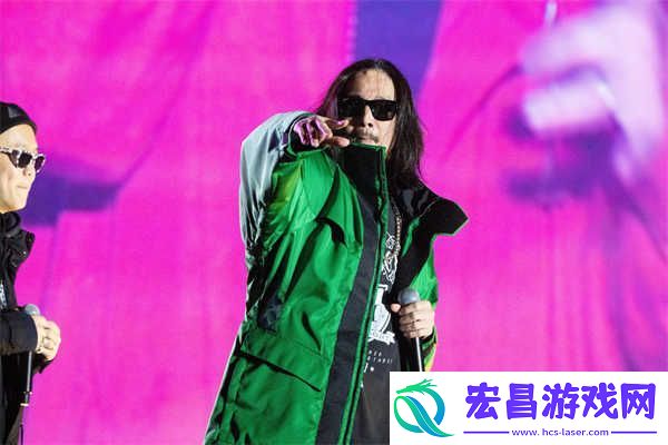 何超仪拄拐“负伤”开唱
