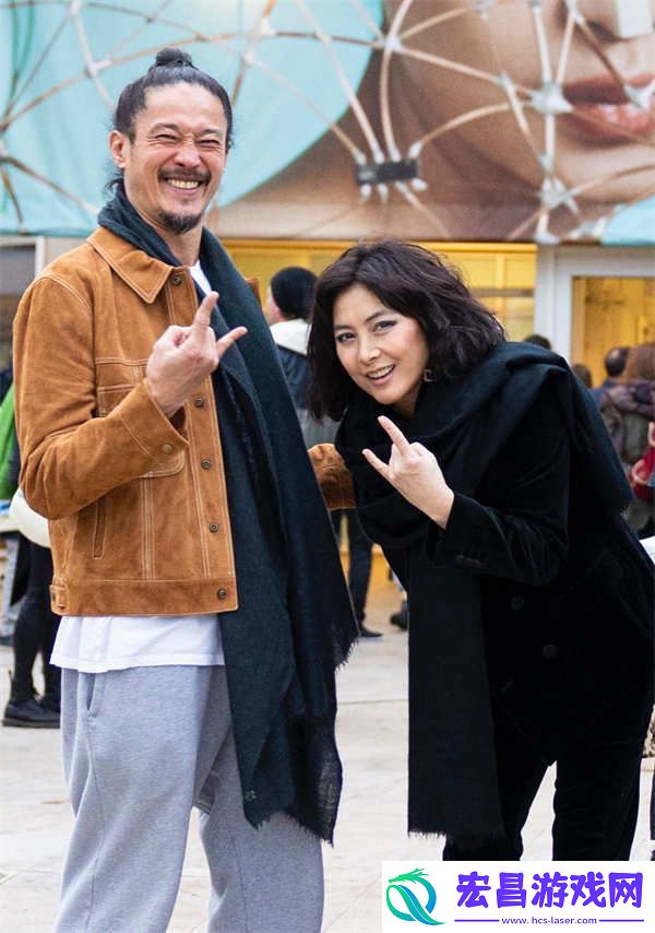 何超仪陪老公医院过20周年结婚纪念日