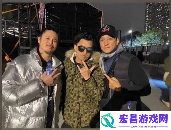 何超仪拄拐“负伤”开唱