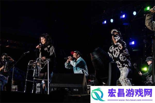何超仪拄拐“负伤”开唱