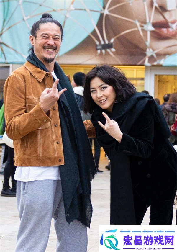 何超仪陪老公医院过20周年结婚纪念日