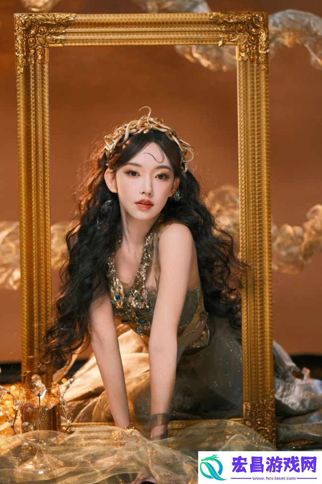 程潇化身金色蛇女