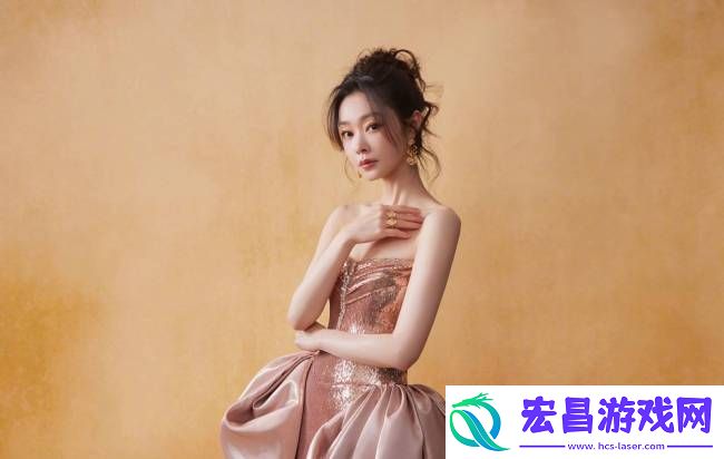 宋轶粉色抹胸裙显白皙皮肤