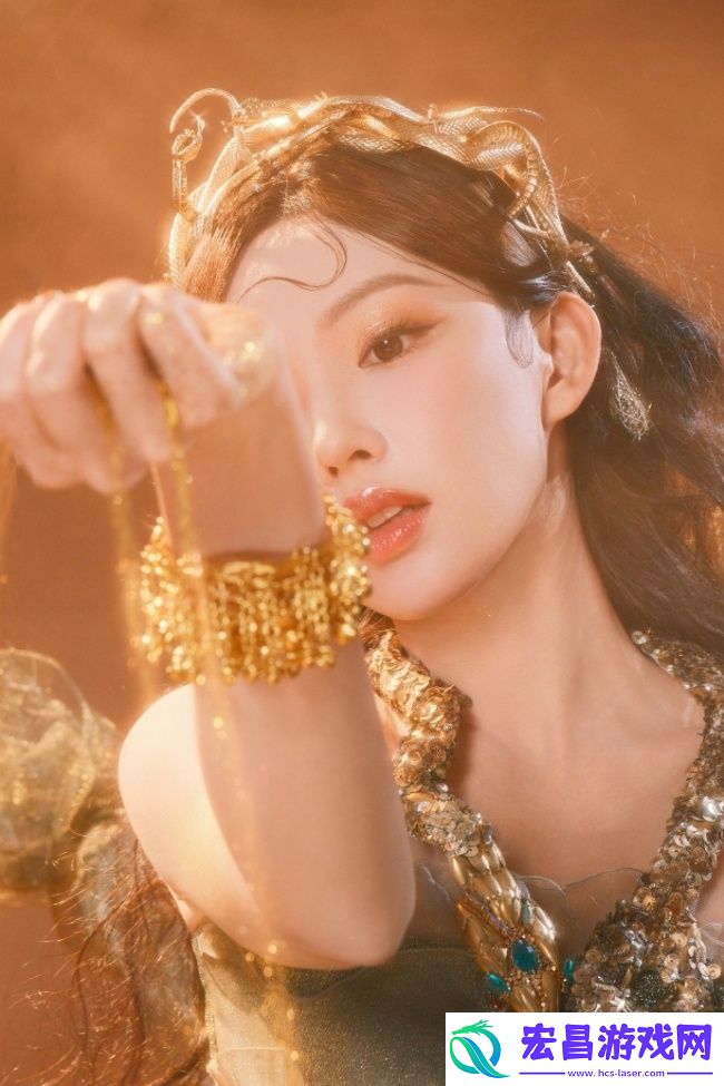 程潇化身金色蛇女