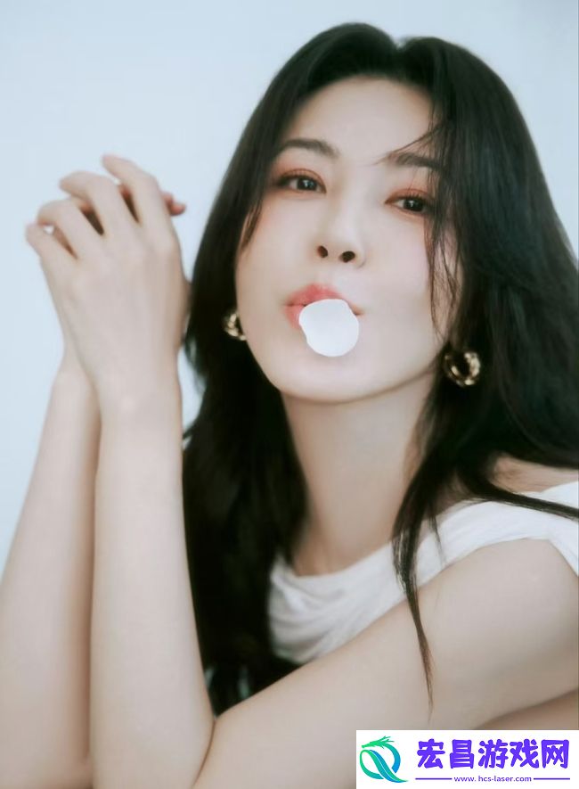 曾黎晒白开水妆容美照