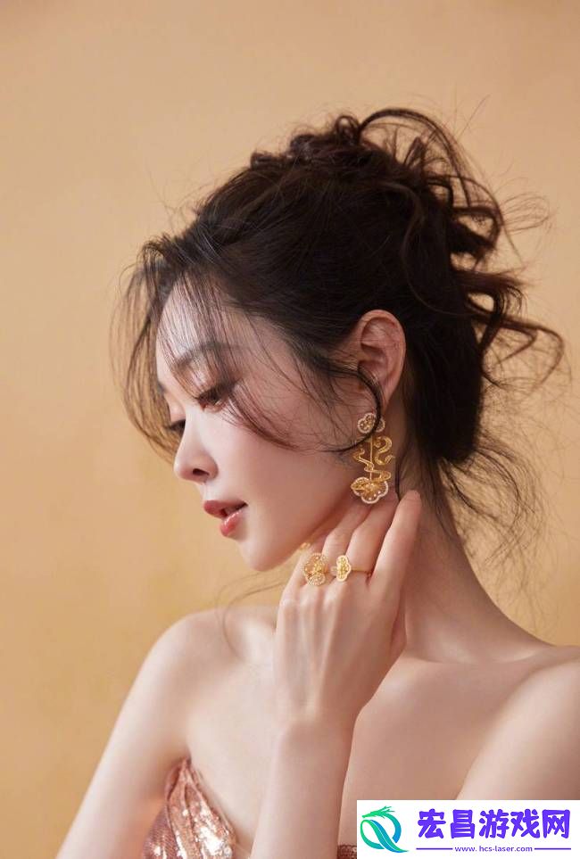 宋轶粉色抹胸裙显白皙皮肤