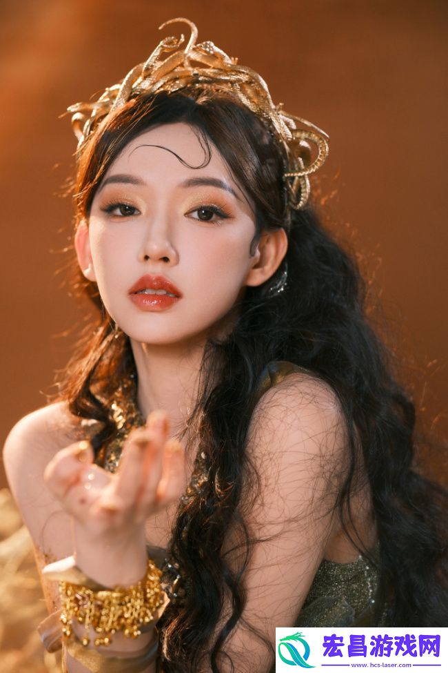 程潇化身金色蛇女