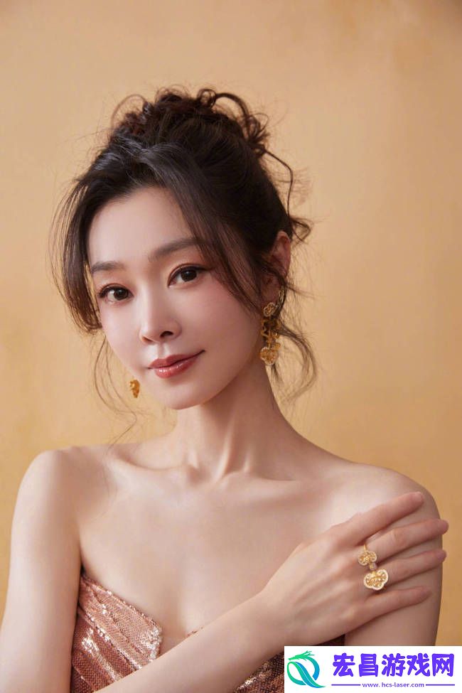 宋轶粉色抹胸裙显白皙皮肤