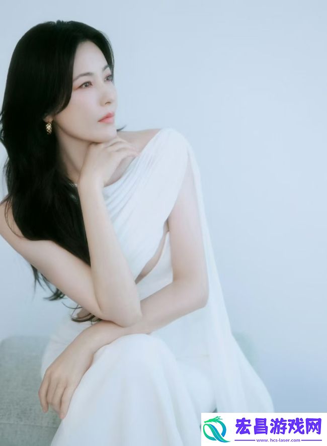 曾黎晒白开水妆容美照