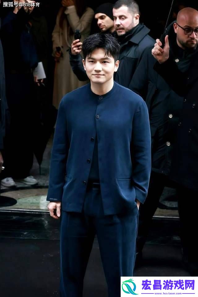 樊振东送阿玛尼老爷子亲签球拍