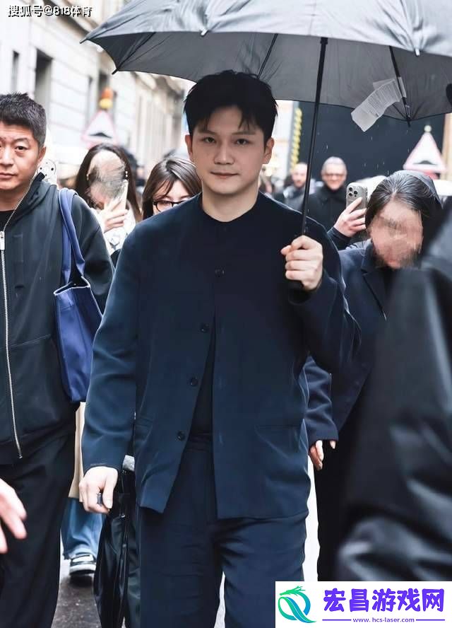樊振东送阿玛尼老爷子亲签球拍