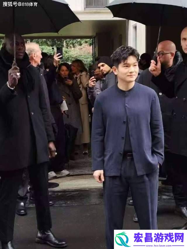 樊振东送阿玛尼老爷子亲签球拍