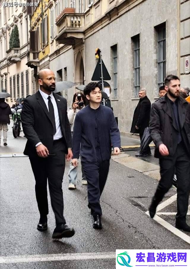 樊振东送阿玛尼老爷子亲签球拍