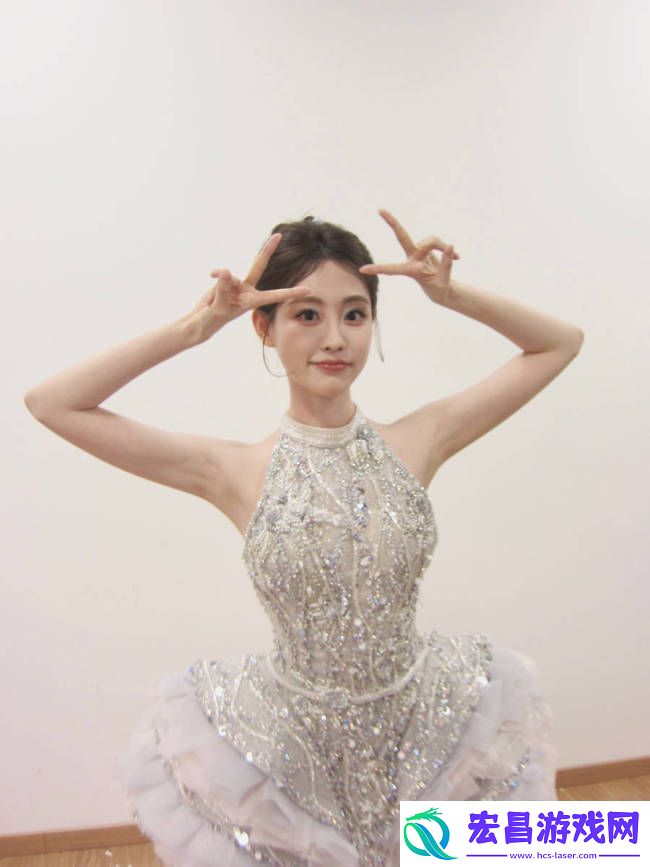 祝绪丹穿银色无袖公主裙好美