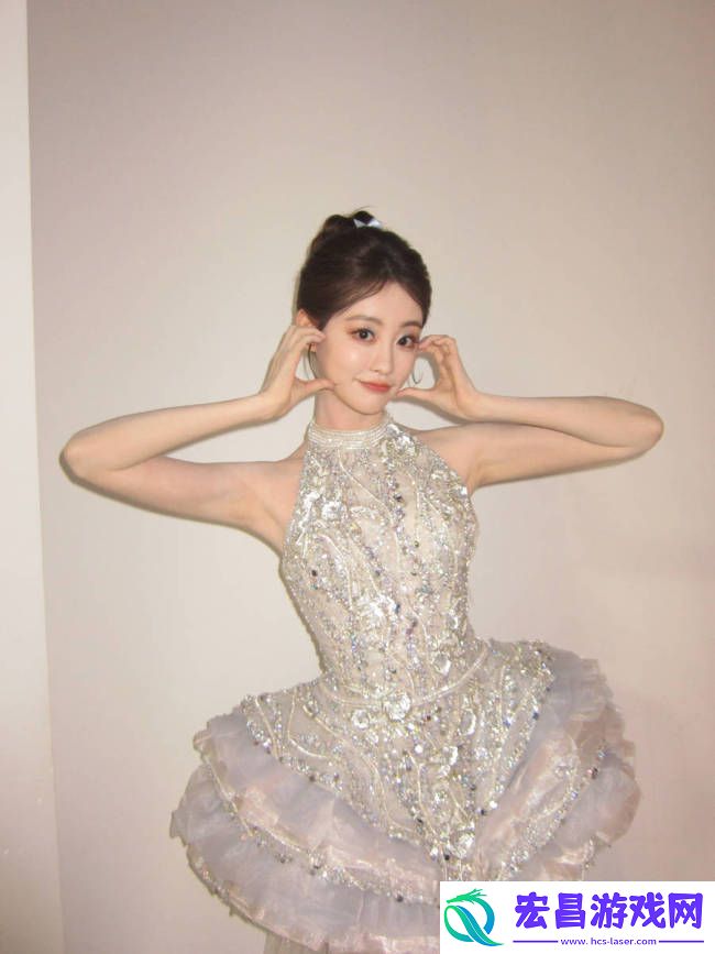 祝绪丹穿银色无袖公主裙好美