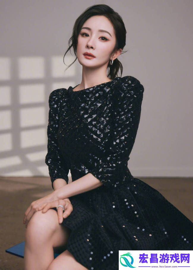 杨幂黑色蝴蝶结露背裙状态佳