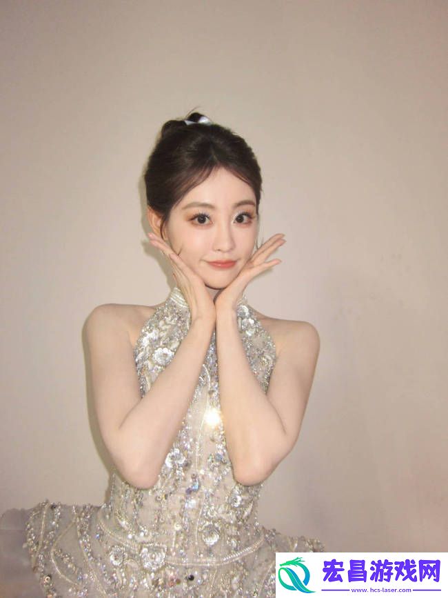 祝绪丹穿银色无袖公主裙好美