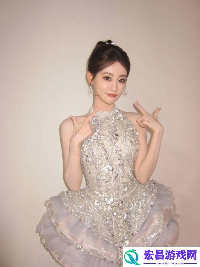 祝绪丹穿银色无袖公主裙好美
