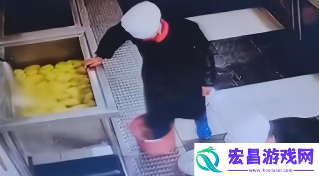 中学食堂员工脚踩食材校长被免职