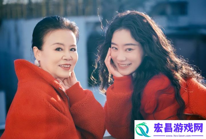 张小斐与妈妈同框
