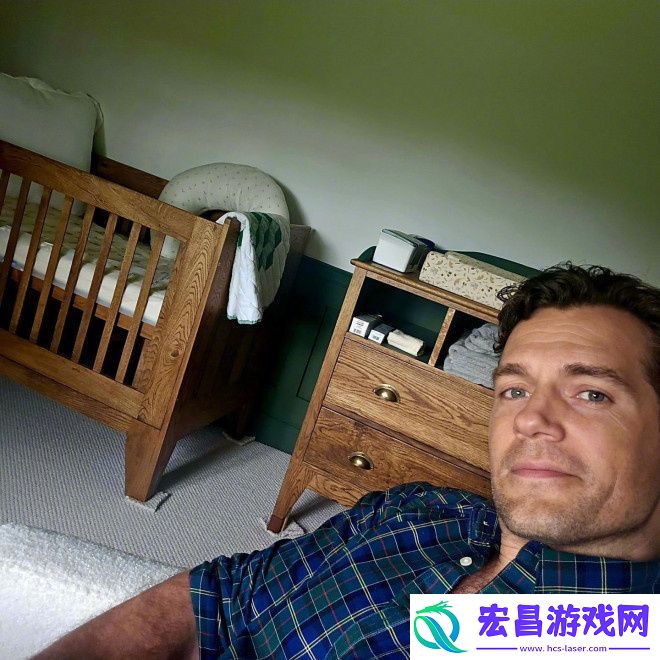 亨超当爸首度亮相！卡维尔和白富美女友带着孩子外出