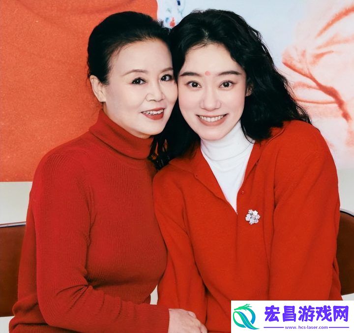 张小斐与妈妈同框