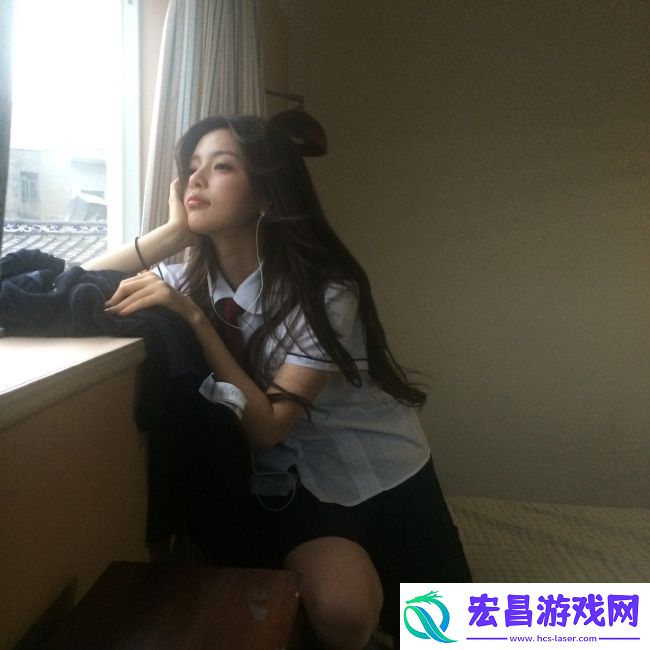 杨超越穿校服披卷发