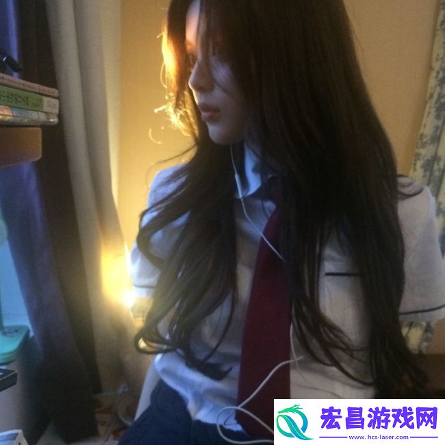 杨超越穿校服披卷发