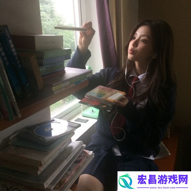 杨超越穿校服披卷发