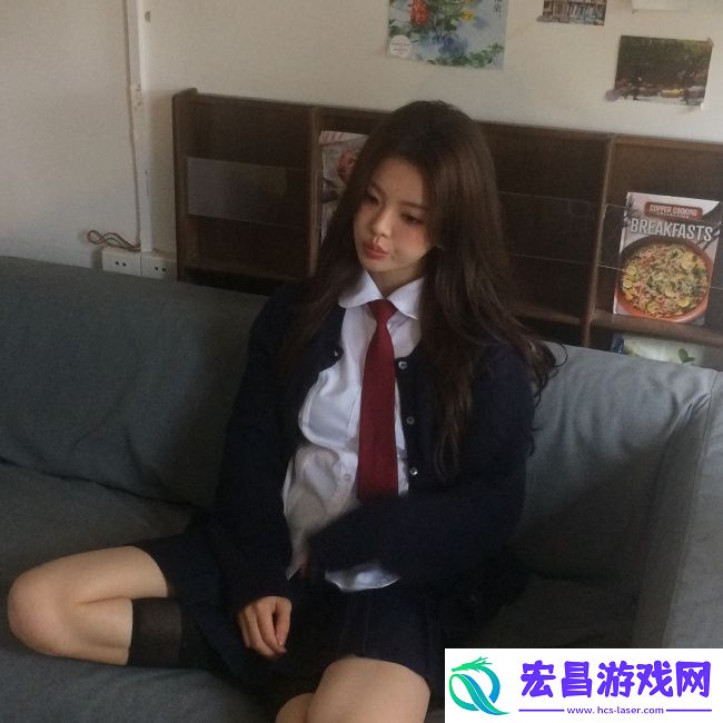 杨超越穿校服披卷发