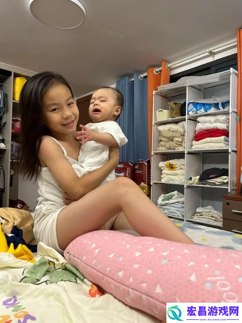 小孩半夜喂姐姐吃萝卜