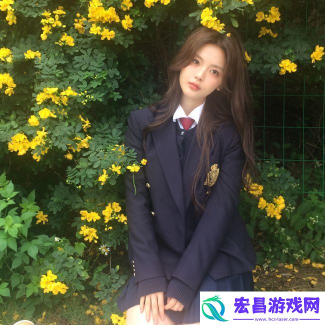 杨超越穿校服披卷发