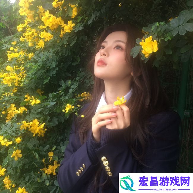 杨超越穿校服披卷发