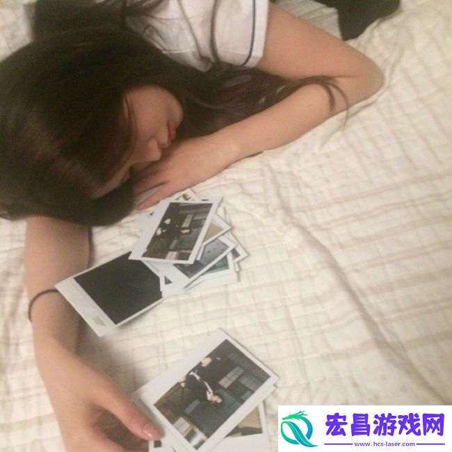 杨超越穿校服披卷发