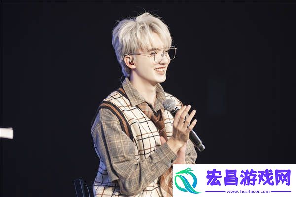 谷蓝帝撕漫银发造型亮相生日会