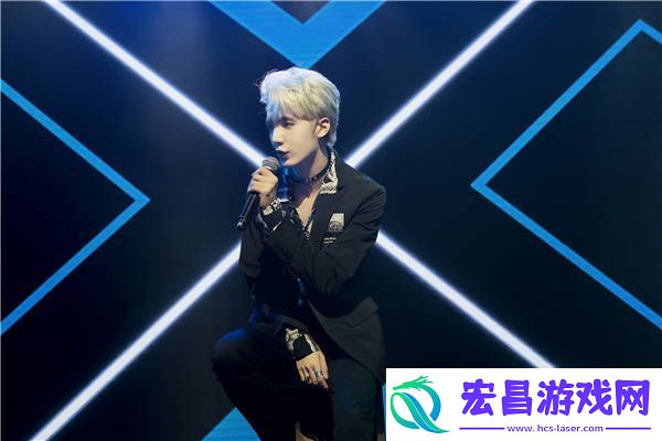 谷蓝帝撕漫银发造型亮相生日会
