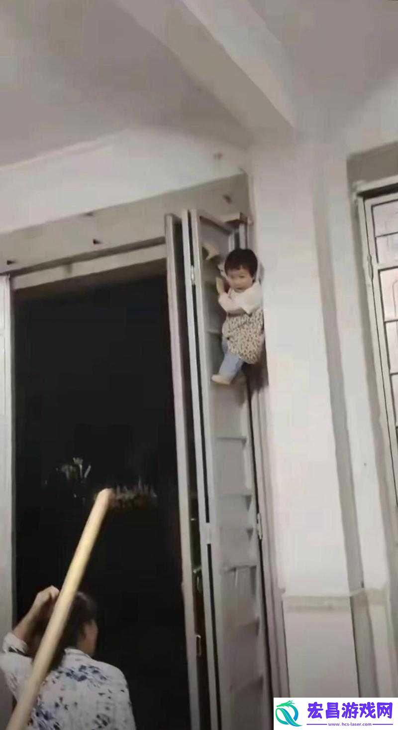 宝宝好奇地把脚抬高看镜子专注模样